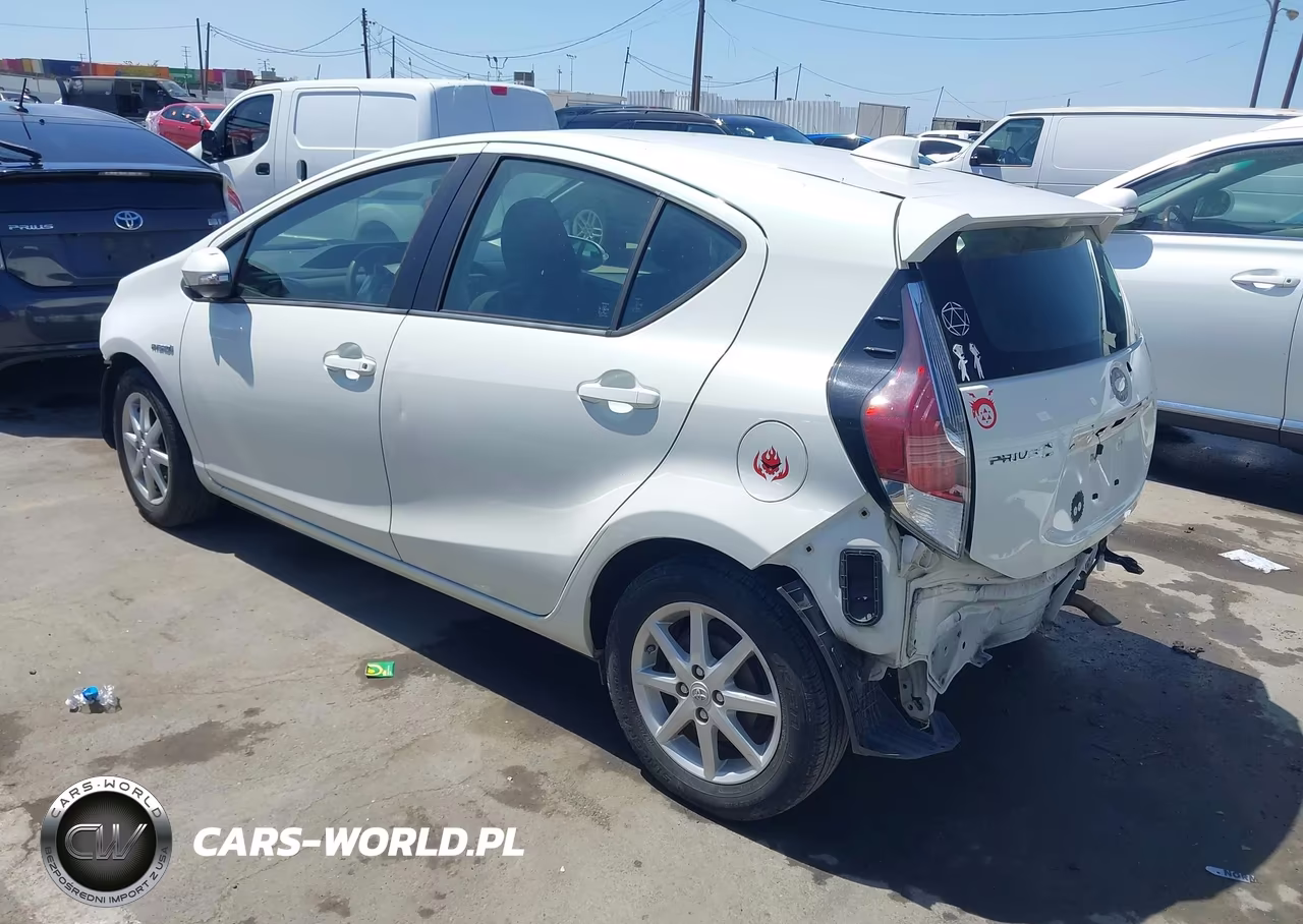 2015 Toyota Prius C Three VIN:JTDKDTB39F1095828 - 3