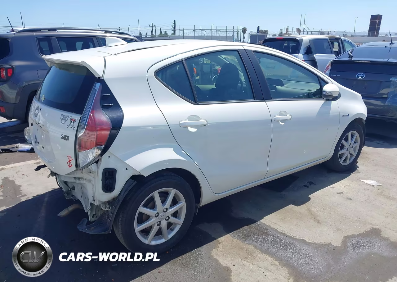 2015 Toyota Prius C Three VIN:JTDKDTB39F1095828 - 4