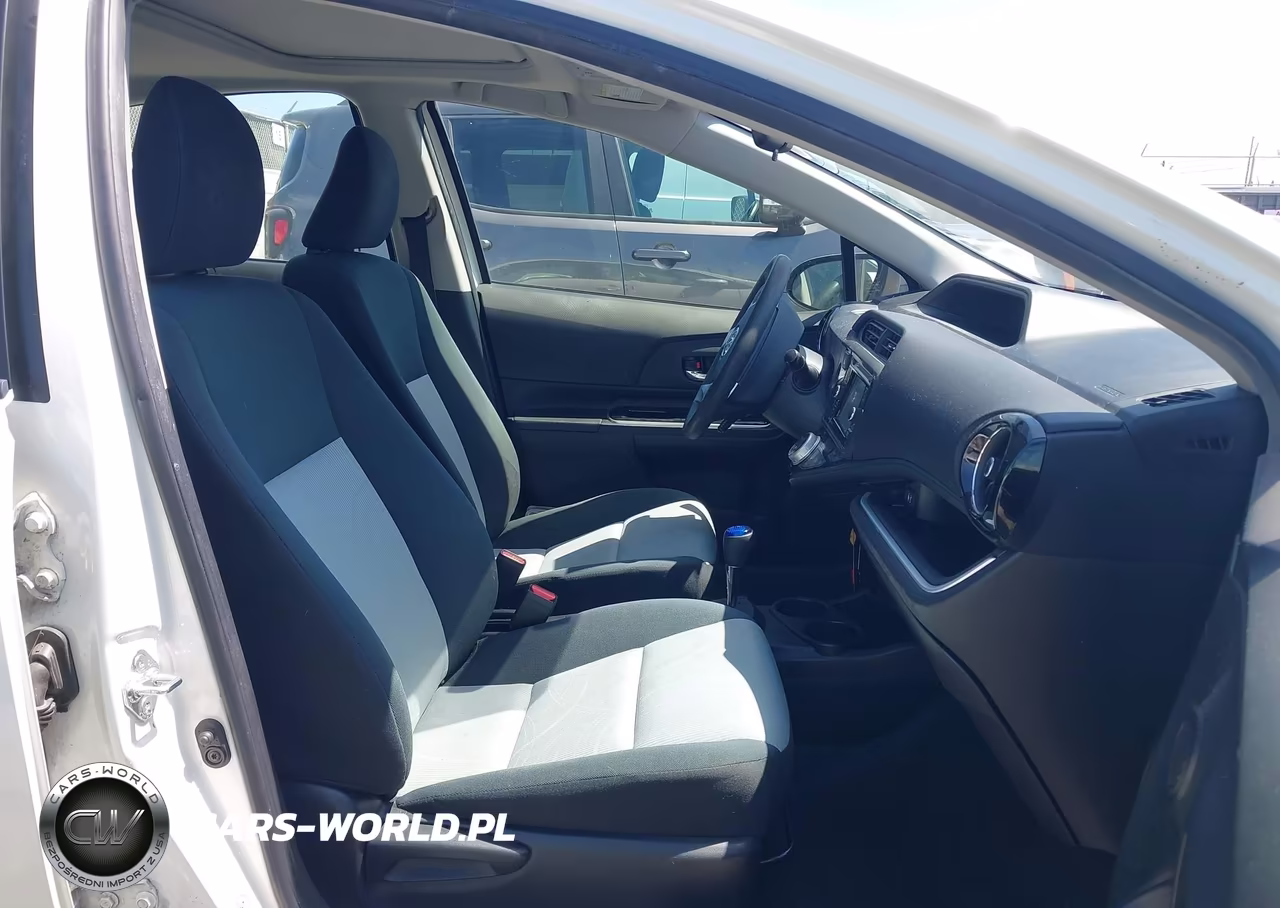 2015 Toyota Prius C Three VIN:JTDKDTB39F1095828 - 5