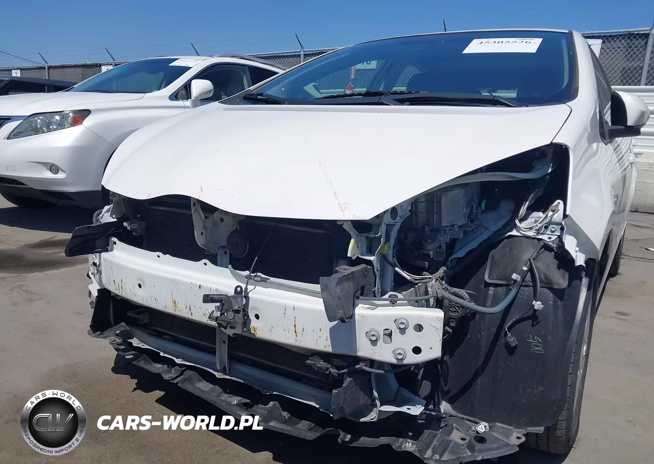 2015 Toyota Prius C Three VIN:JTDKDTB39F1095828 - 6