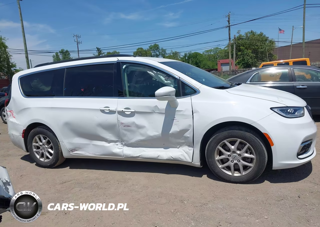 2022 Chrysler Pacifica Touring L VIN:2C4RC1BG0NR223490 - 13