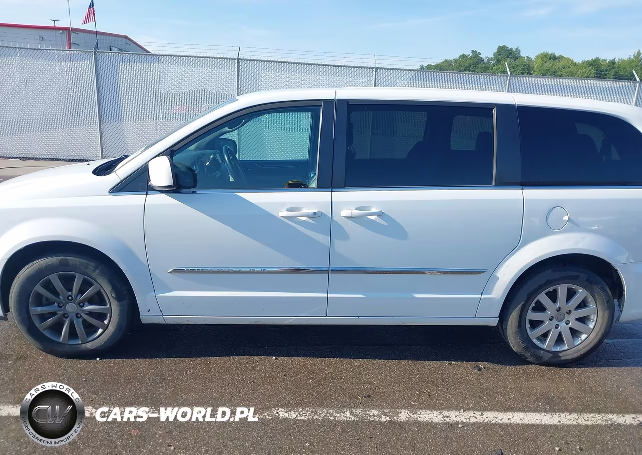 2015 Chrysler Town & Country S VIN:2C4RC1HG4FR590949 - 15