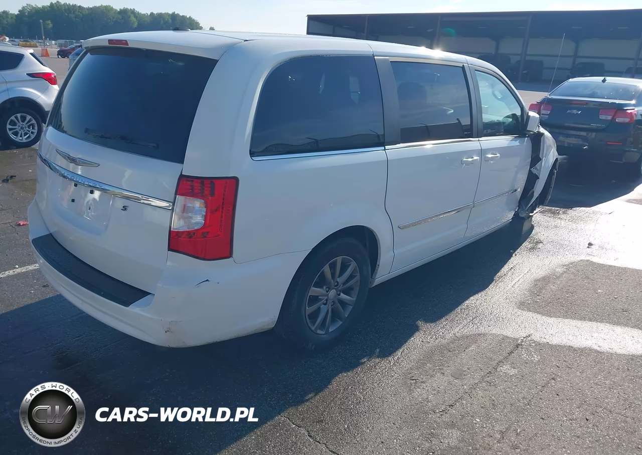 2015 Chrysler Town & Country S VIN:2C4RC1HG4FR590949 - 4