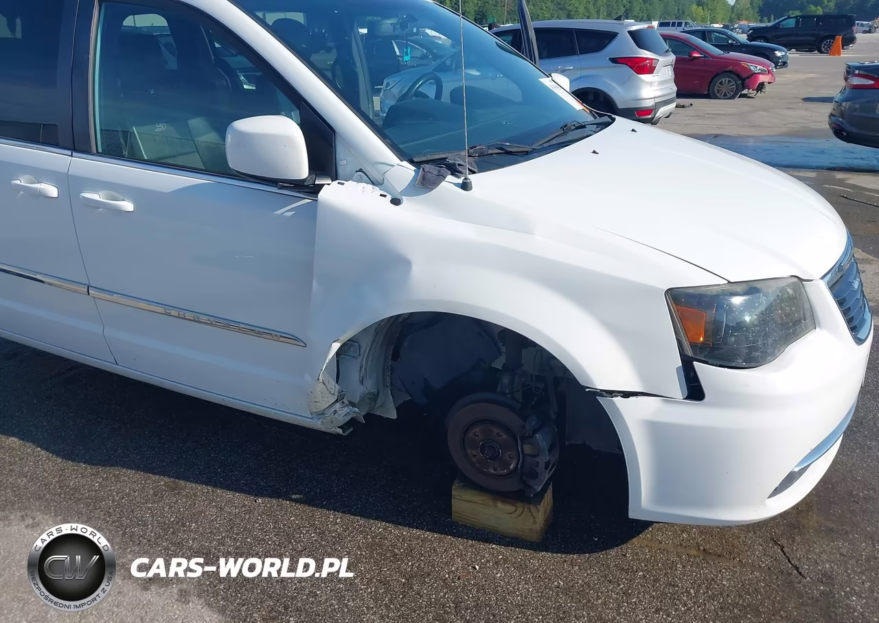 2015 Chrysler Town & Country S VIN:2C4RC1HG4FR590949 - 6
