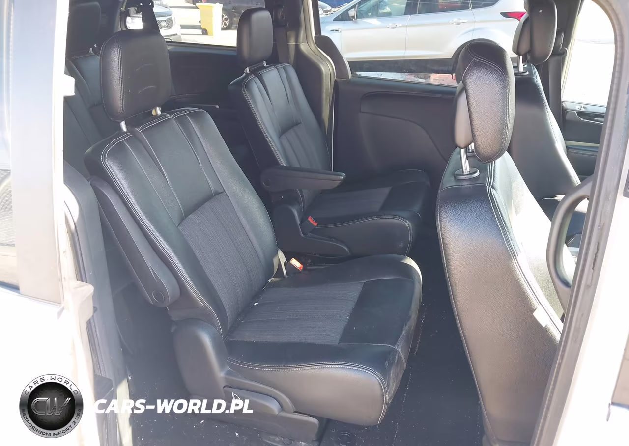 2015 Chrysler Town & Country S VIN:2C4RC1HG4FR590949 - 8