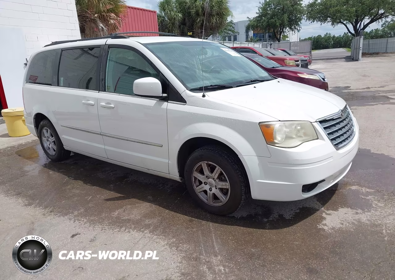 2010 Chrysler Town & Country Touring – zdjęcie 1 z 11