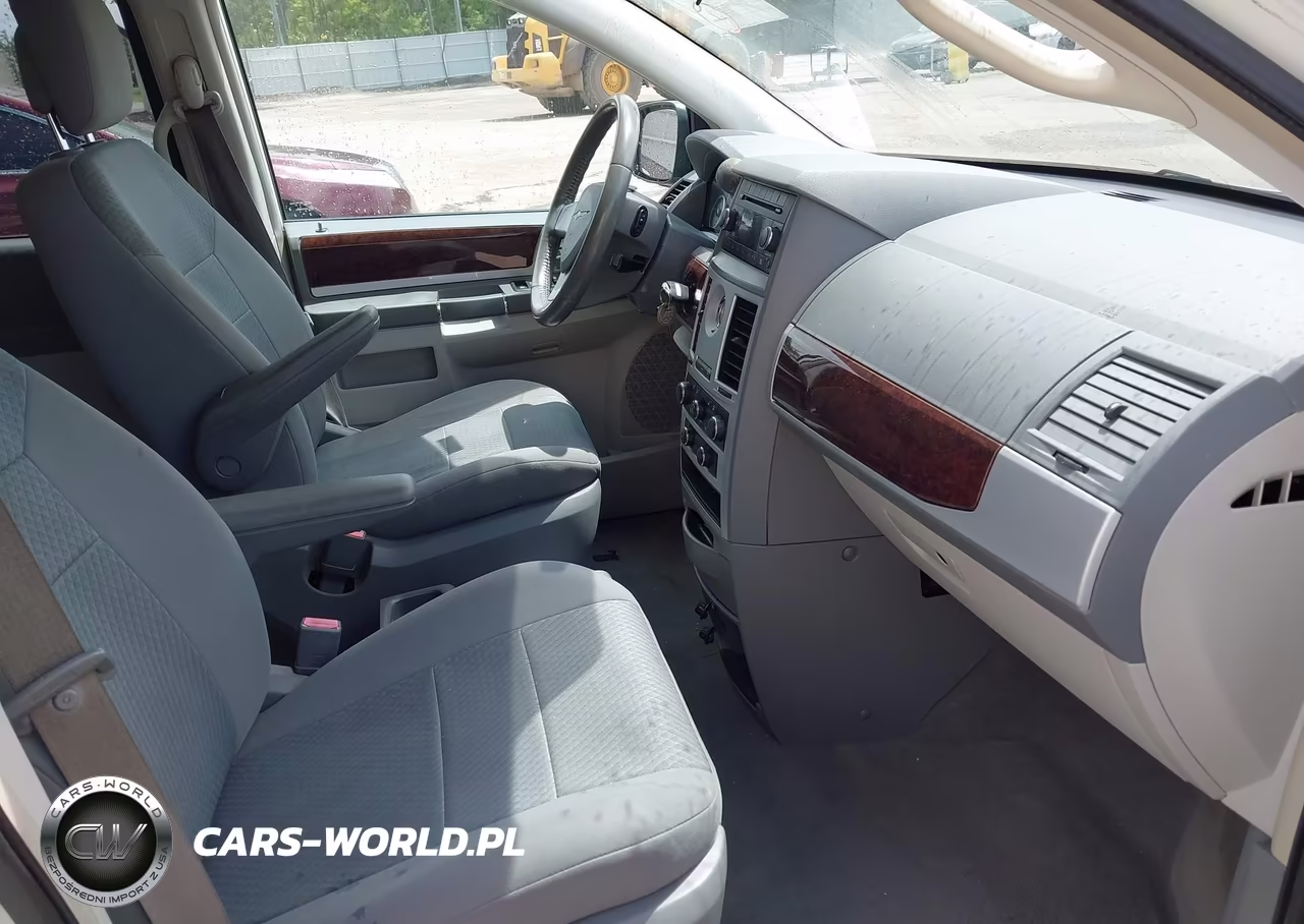 2010 Chrysler Town & Country Touring VIN:2A4RR5D12AR492755 - 5