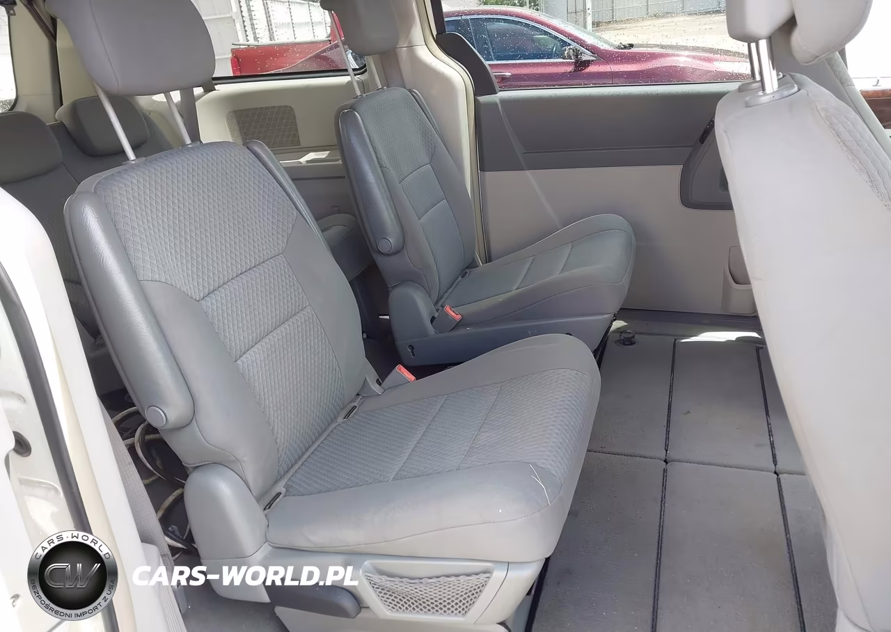 2010 Chrysler Town & Country Touring VIN:2A4RR5D12AR492755 - 8
