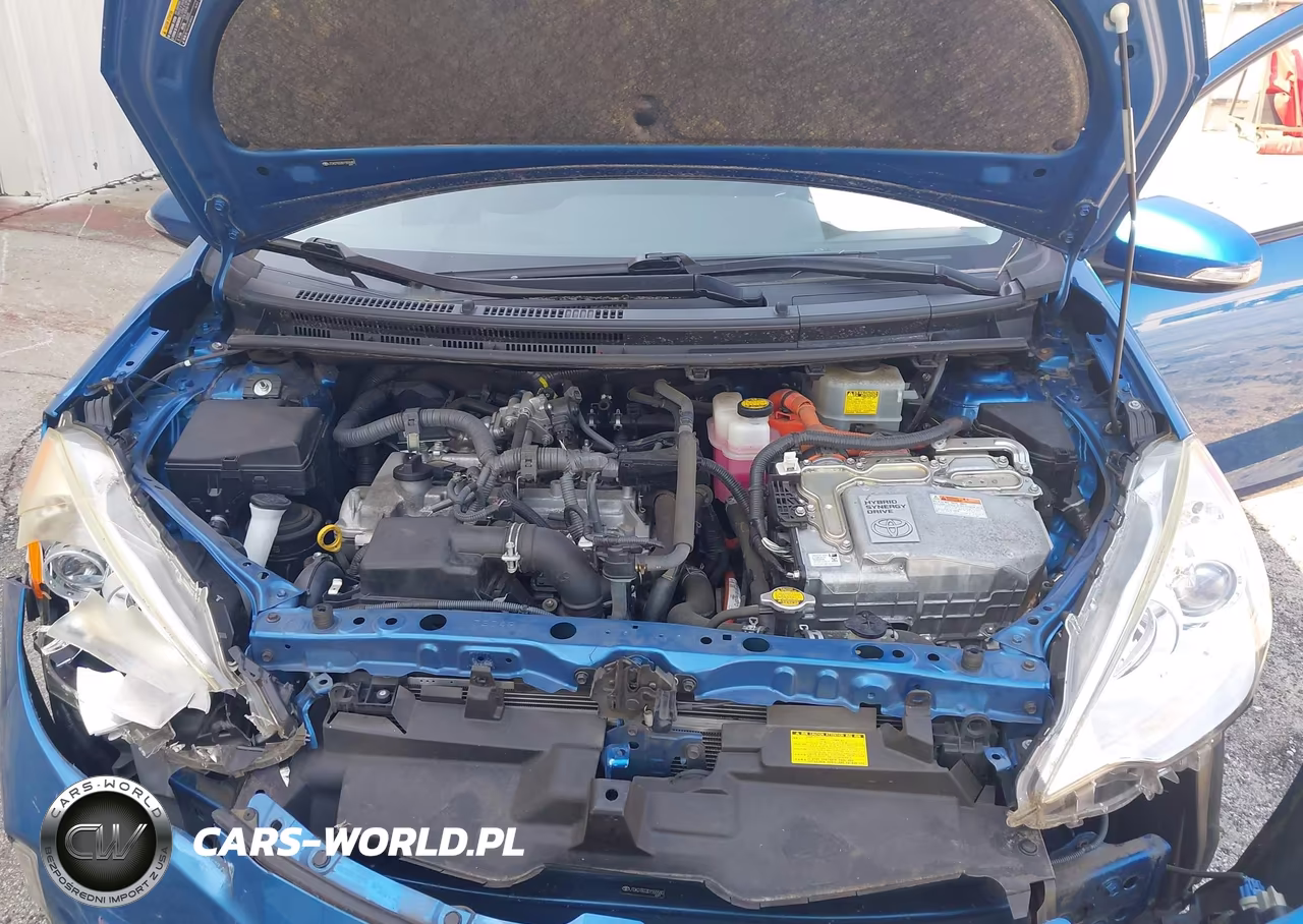 2013 Toyota Prius C Three VIN:JTDKDTB33D1555580 - 10