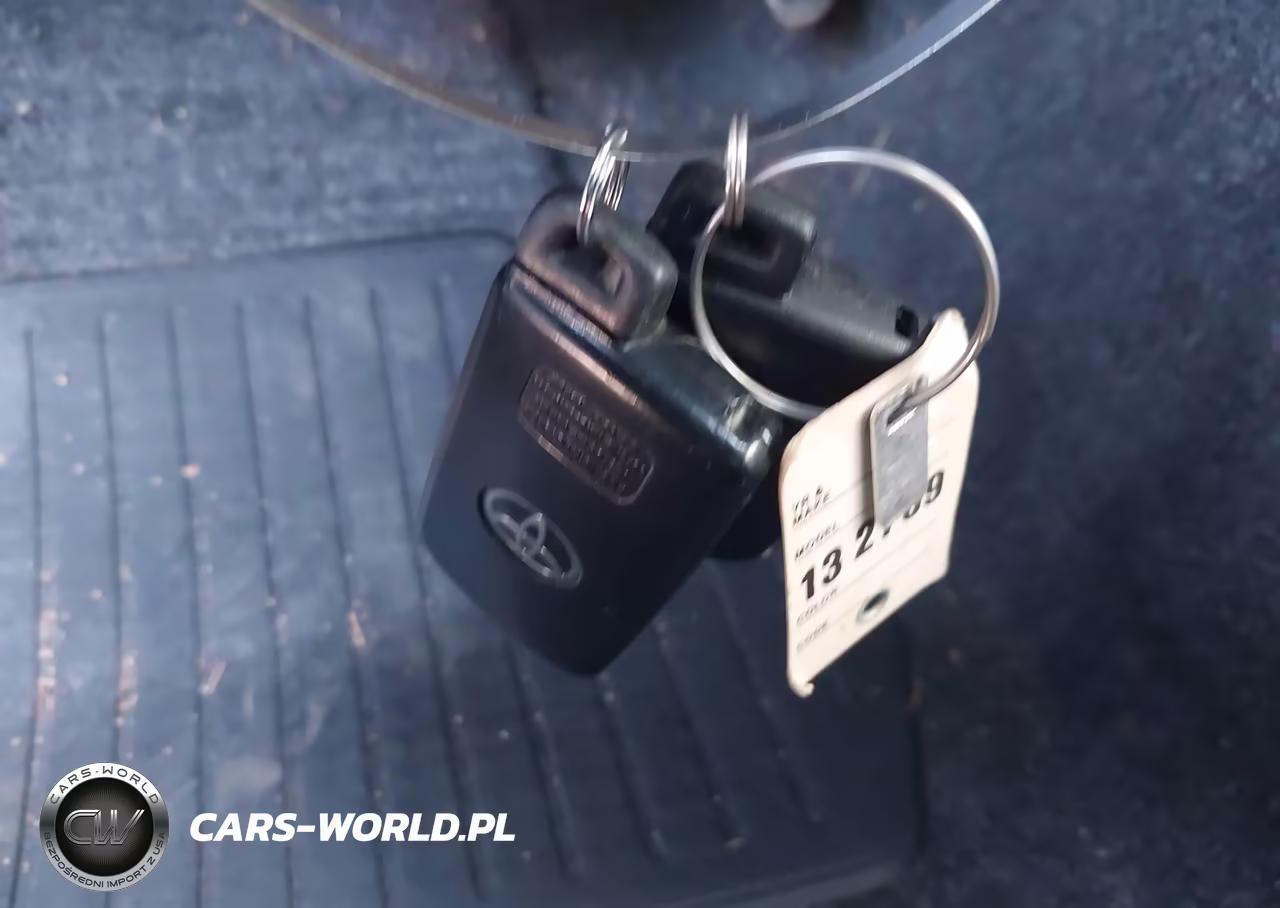 2013 Toyota Prius C Three VIN:JTDKDTB33D1555580 - 11