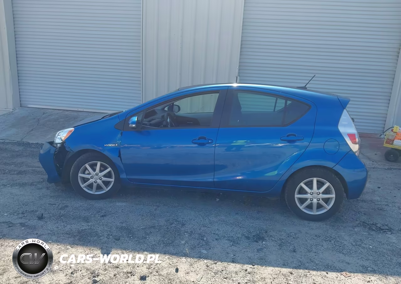 2013 Toyota Prius C Three VIN:JTDKDTB33D1555580 - 14