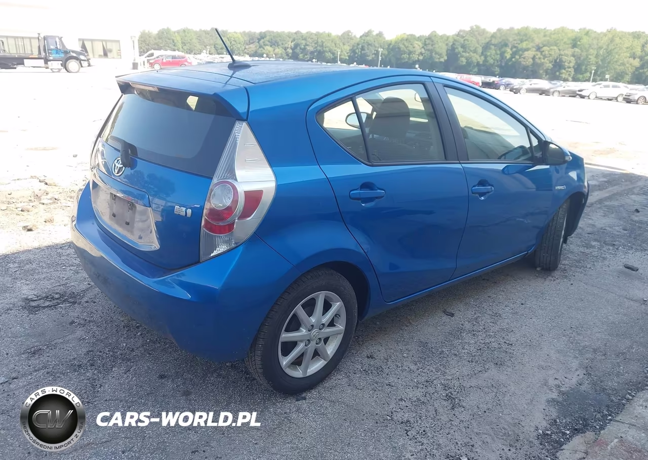 2013 Toyota Prius C Three VIN:JTDKDTB33D1555580 - 4