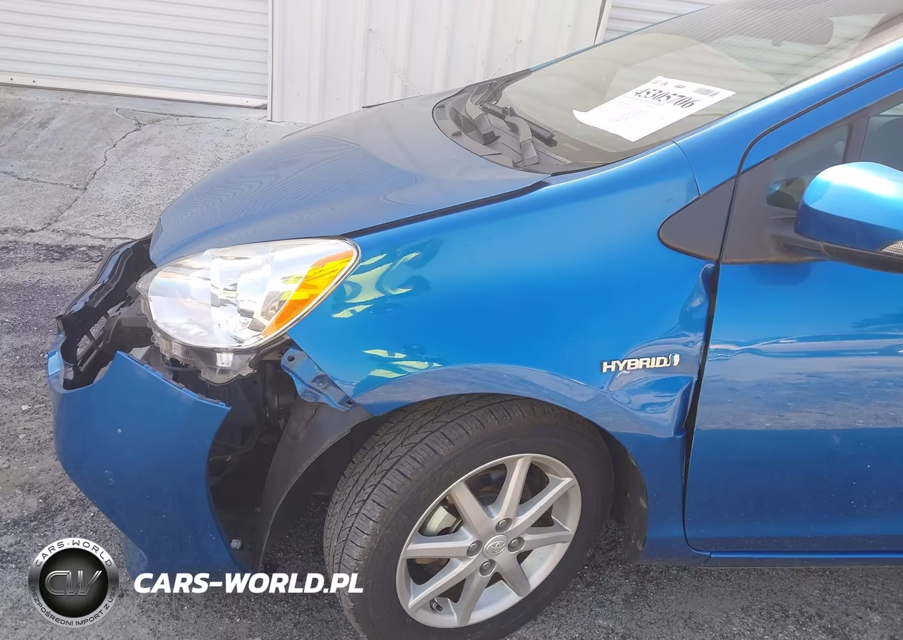 2013 Toyota Prius C Three VIN:JTDKDTB33D1555580 - 6
