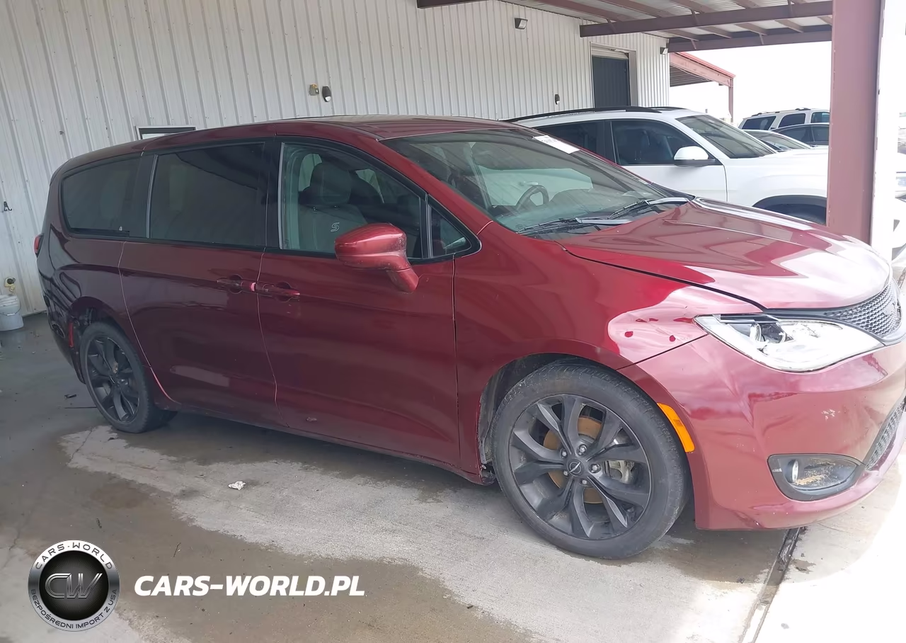 2018 Chrysler Pacifica Touring Plus VIN:2C4RC1FG5JR193911 - 13