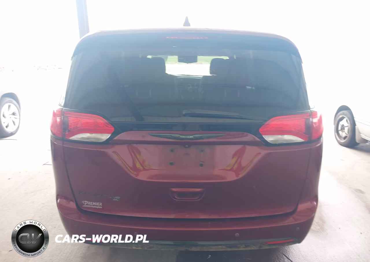 2018 Chrysler Pacifica Touring Plus VIN:2C4RC1FG5JR193911 - 16