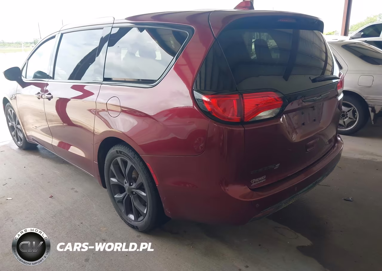 2018 Chrysler Pacifica Touring Plus VIN:2C4RC1FG5JR193911 - 3