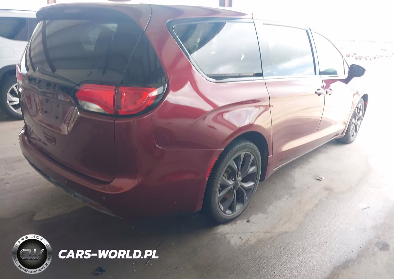 2018 Chrysler Pacifica Touring Plus VIN:2C4RC1FG5JR193911 - 4