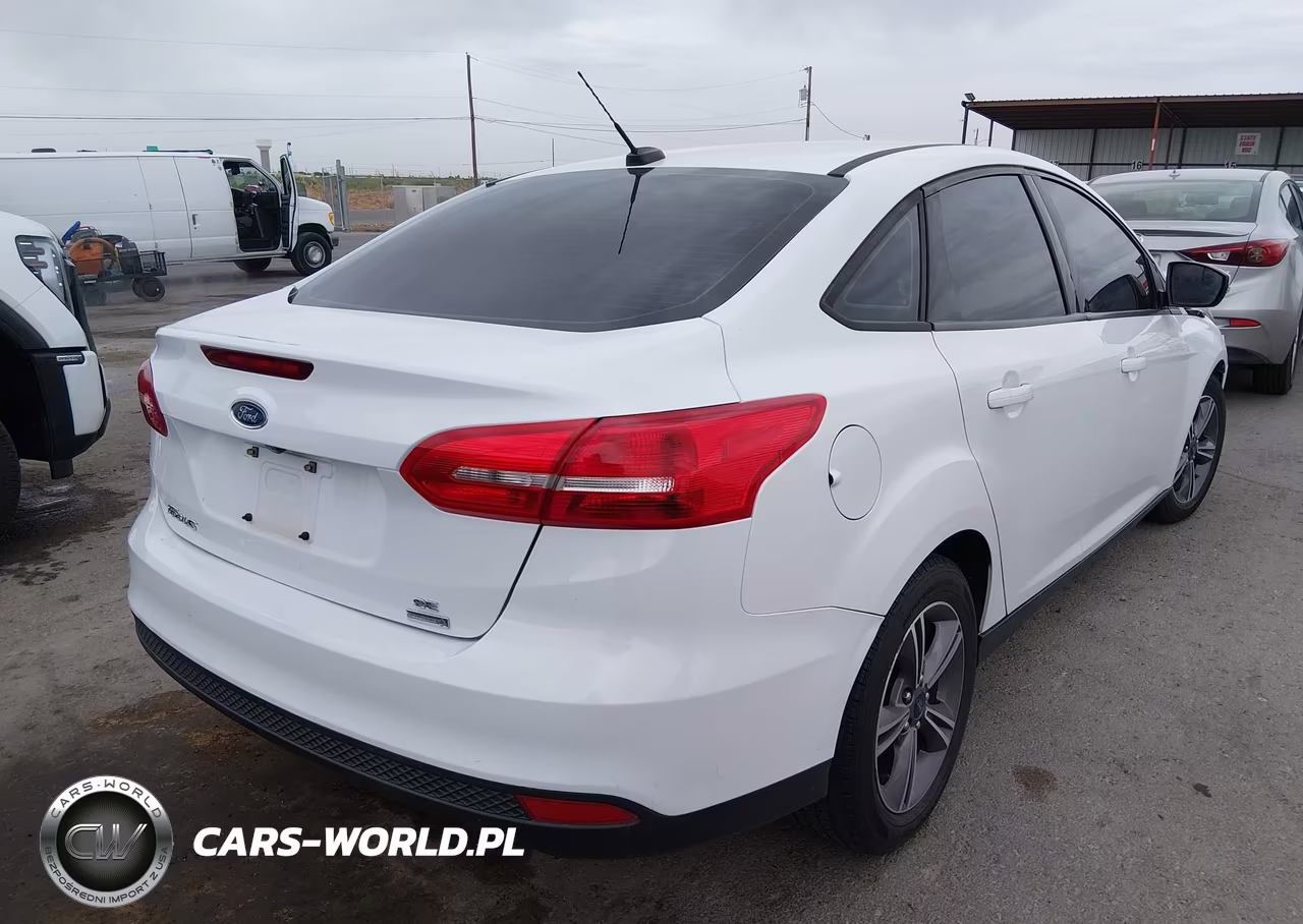 2018 Ford Focus Se VIN:1FADP3FEXJL312544 - 4