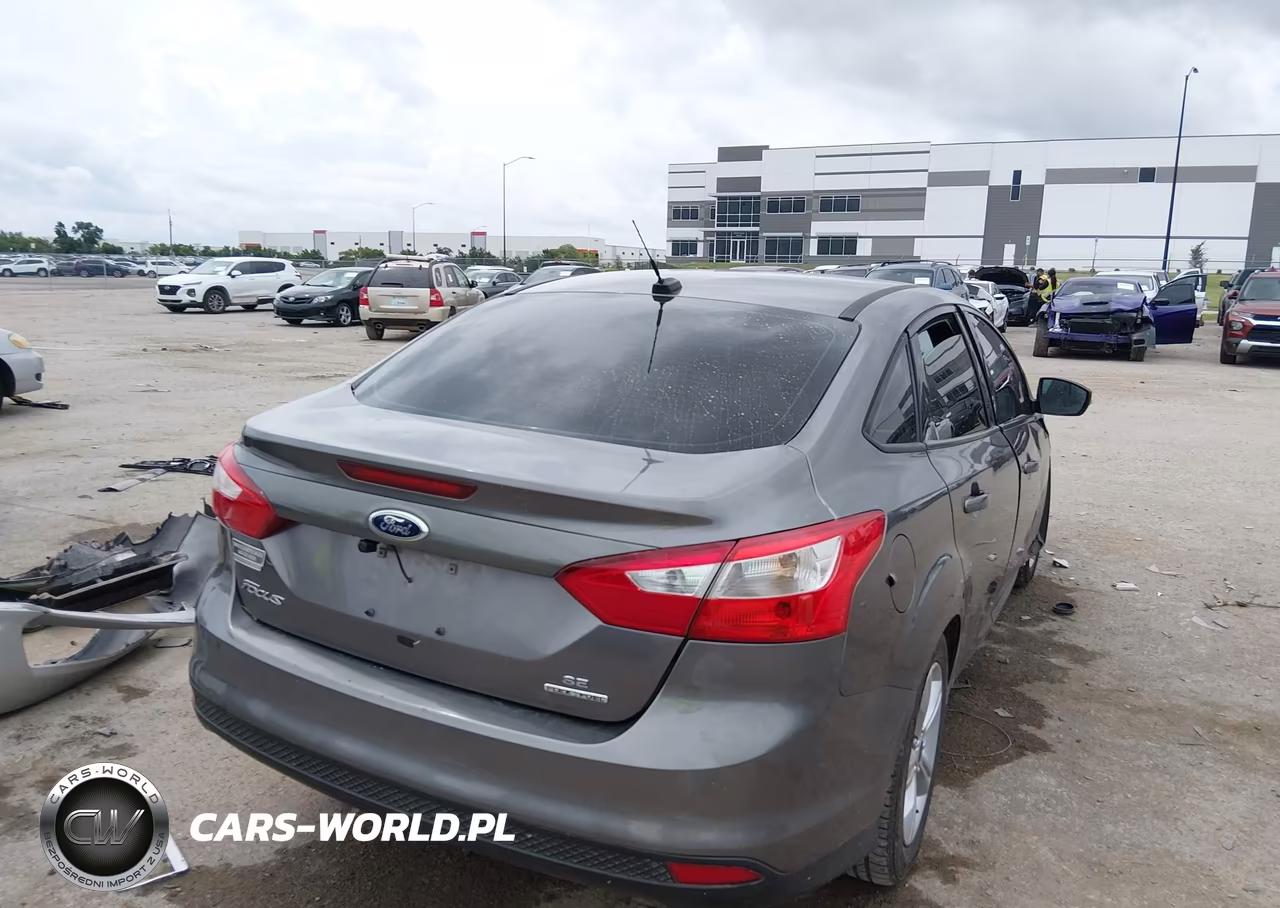 2014 Ford Focus Se VIN:1FADP3F26EL339073 - 4