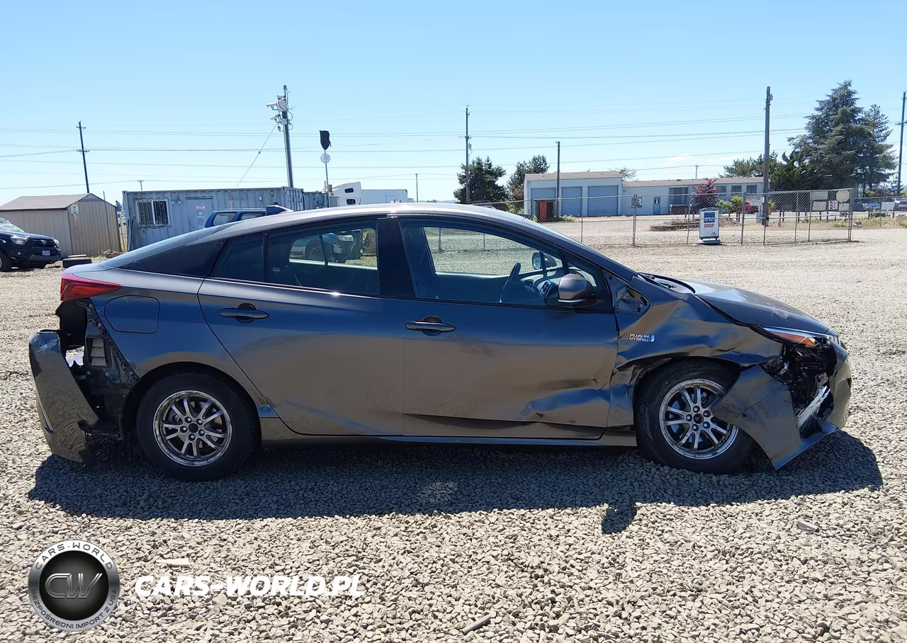 2018 Toyota Prius Prime Plus VIN:JTDKARFP0J3103255 - 13