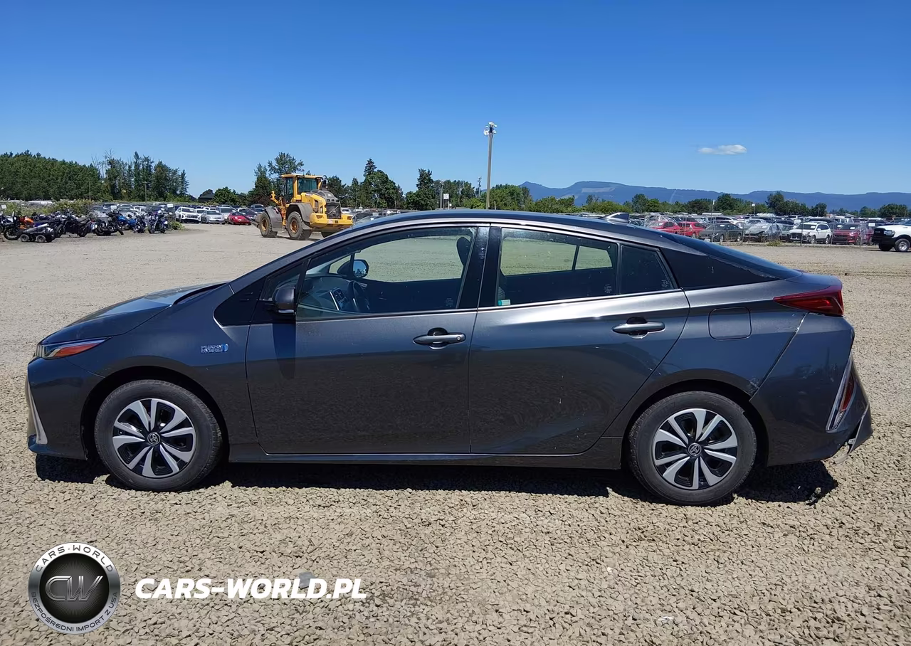 2018 Toyota Prius Prime Plus VIN:JTDKARFP0J3103255 - 14