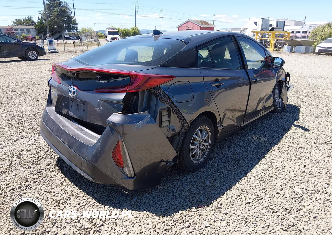 2018 Toyota Prius Prime Plus VIN:JTDKARFP0J3103255 - 4