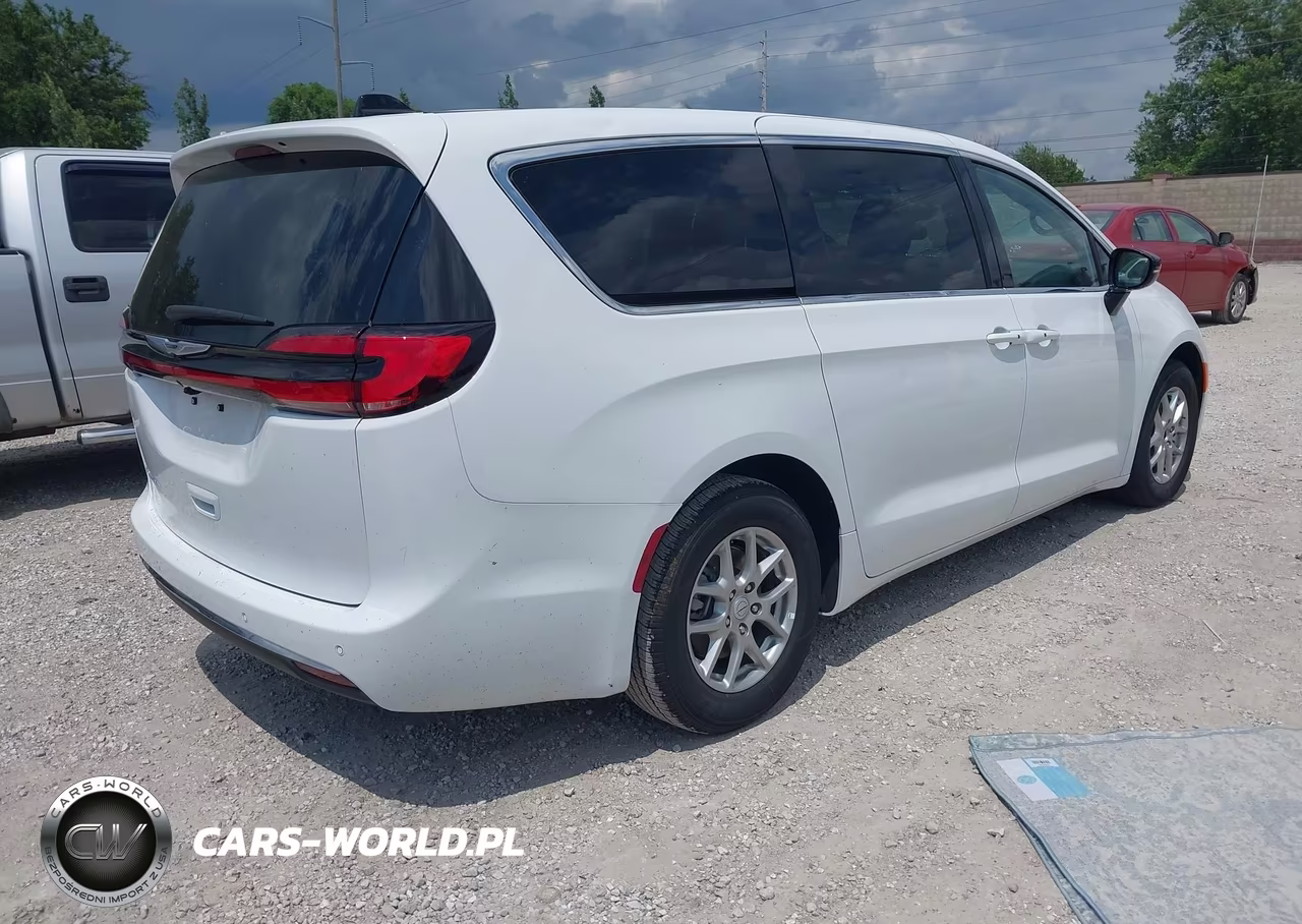 2026 Chrysler Pacifica Select VIN:2C4RC1BG3TR270932 - 4