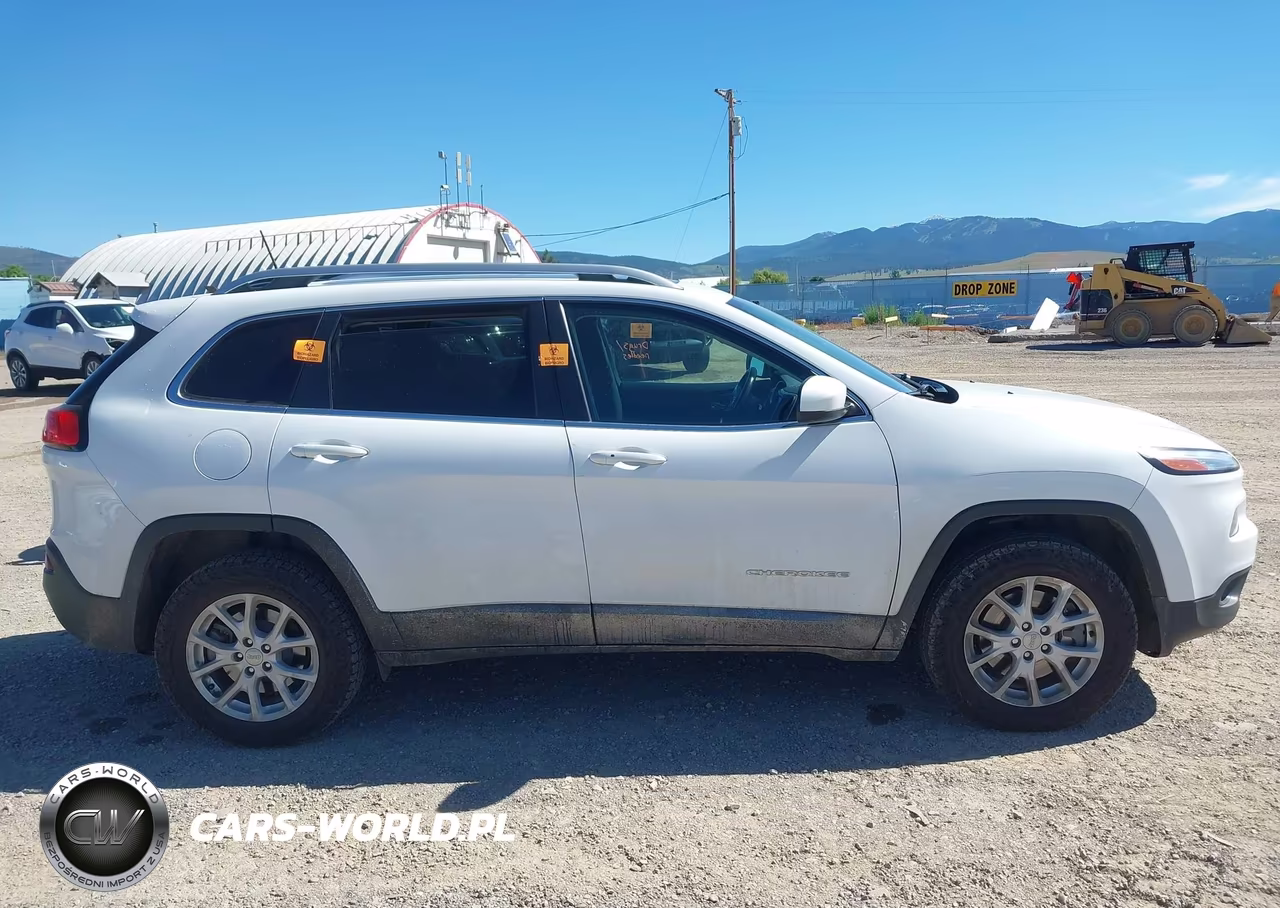 2018 Jeep Cherokee Latitude Plus 4X4 VIN:1C4PJMLB5JD535898 - 13