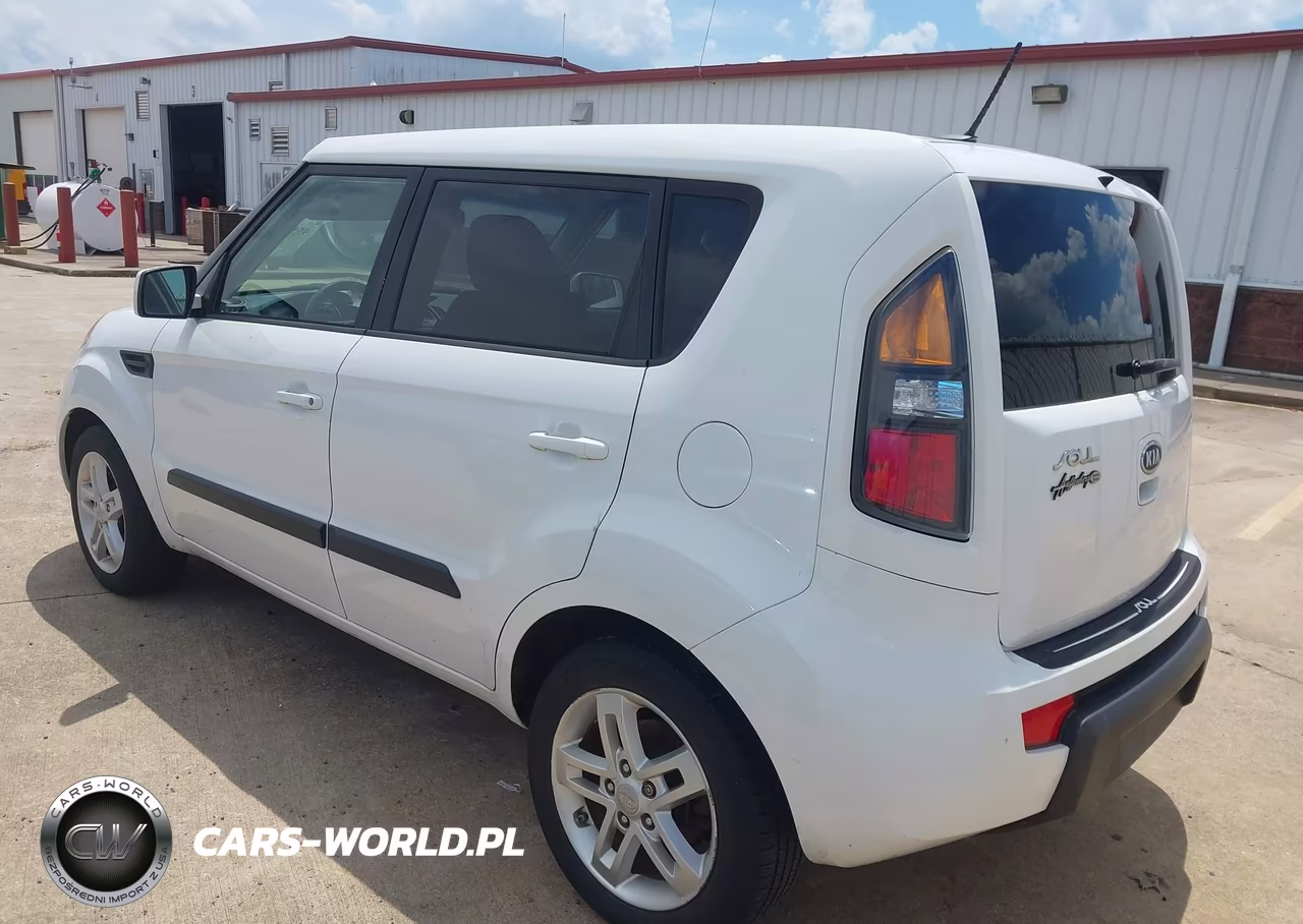 2011 Kia Soul + VIN:KNDJT2A21B7331722 - 3