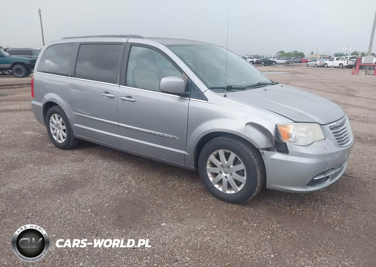 2013 Chrysler Town & Country Touring – zdjęcie 1 z 11