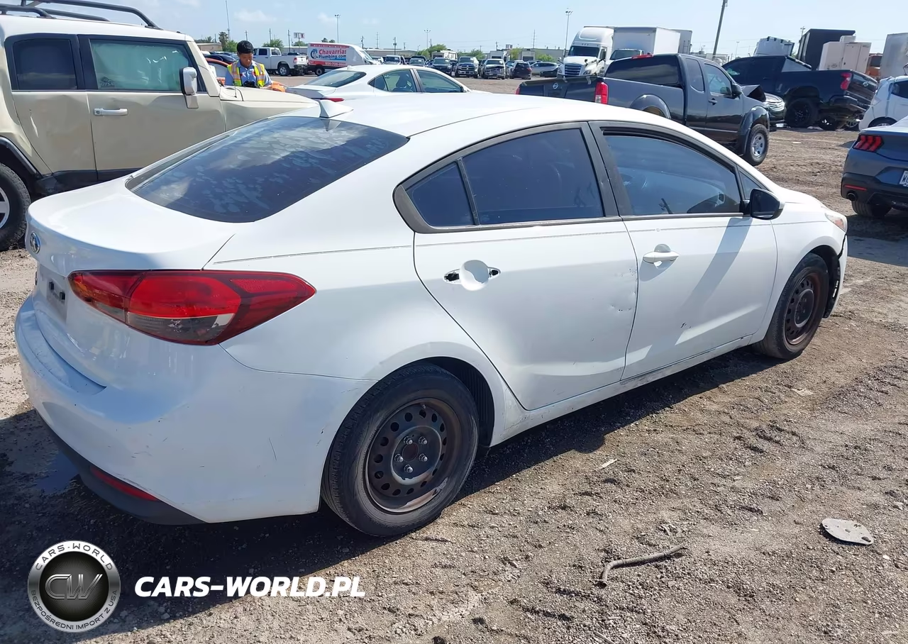 2017 Kia Forte Lx VIN:3KPFK4A7XHE077341 - 4