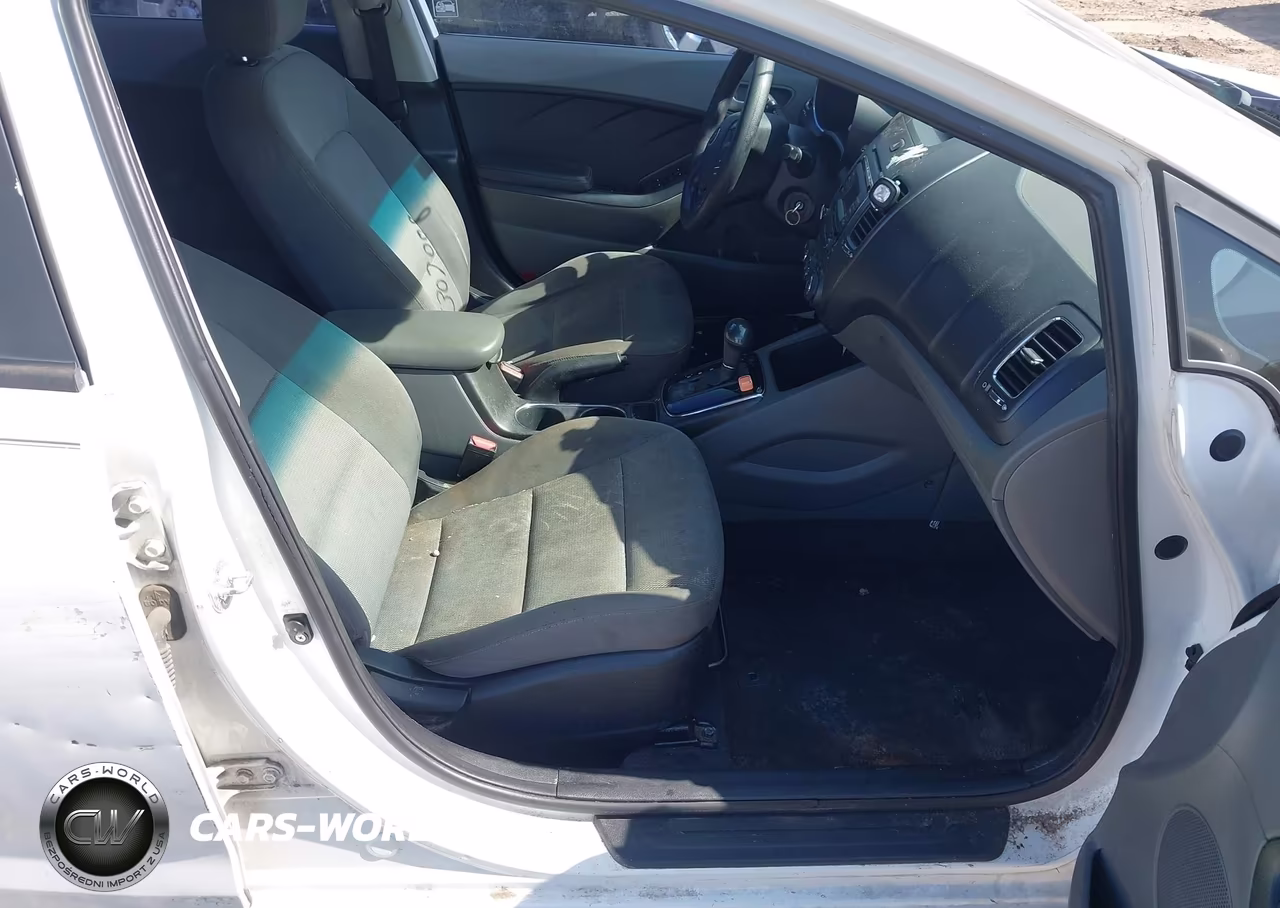 2017 Kia Forte Lx VIN:3KPFK4A7XHE077341 - 5