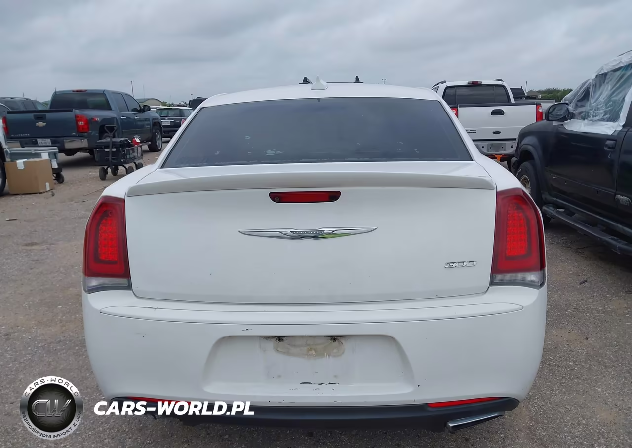 2018 Chrysler 300 Touring VIN:2C3CCAAG4JH291884 - 16
