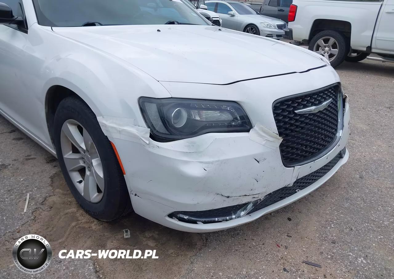 2018 Chrysler 300 Touring VIN:2C3CCAAG4JH291884 - 17