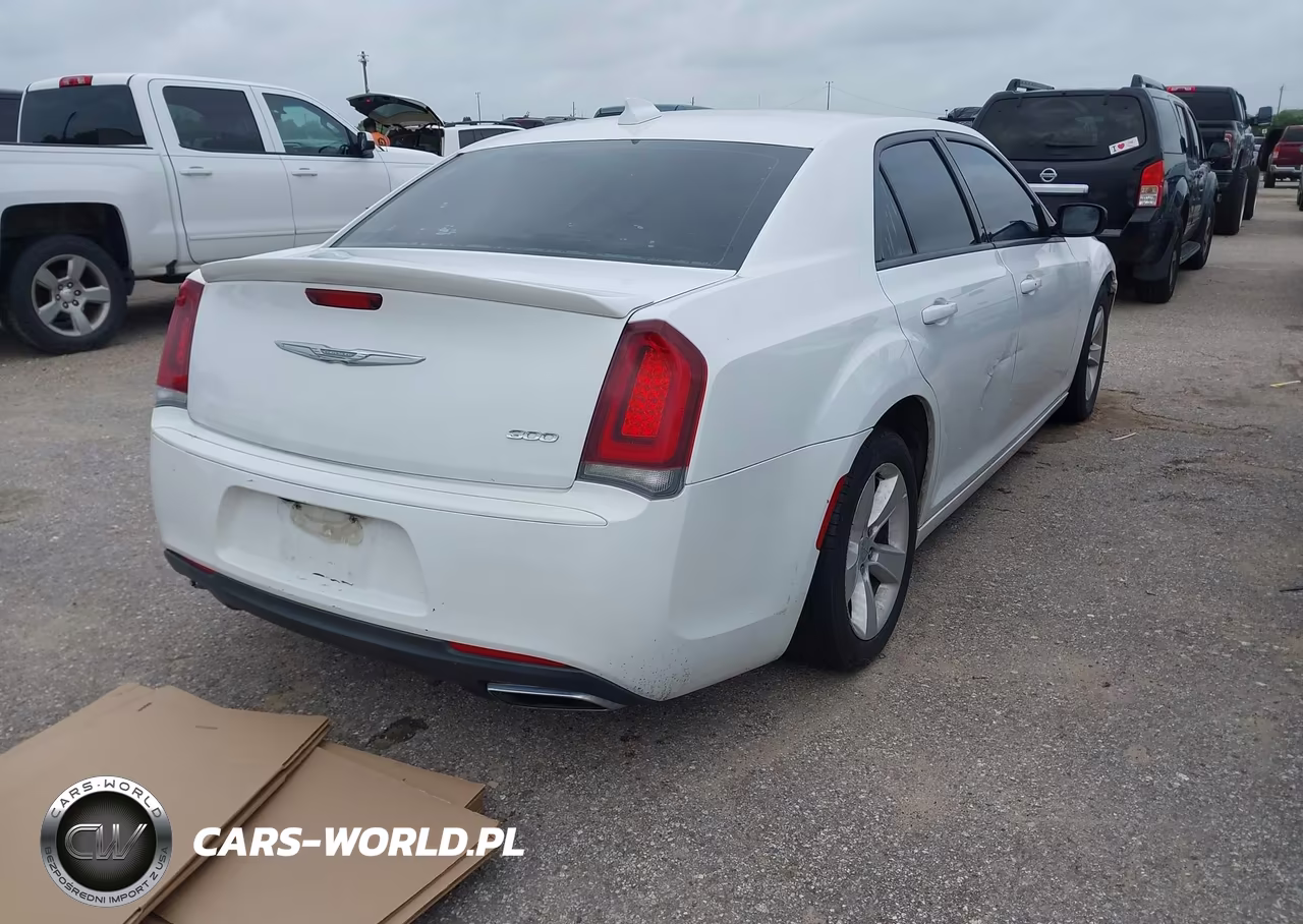 2018 Chrysler 300 Touring VIN:2C3CCAAG4JH291884 - 4