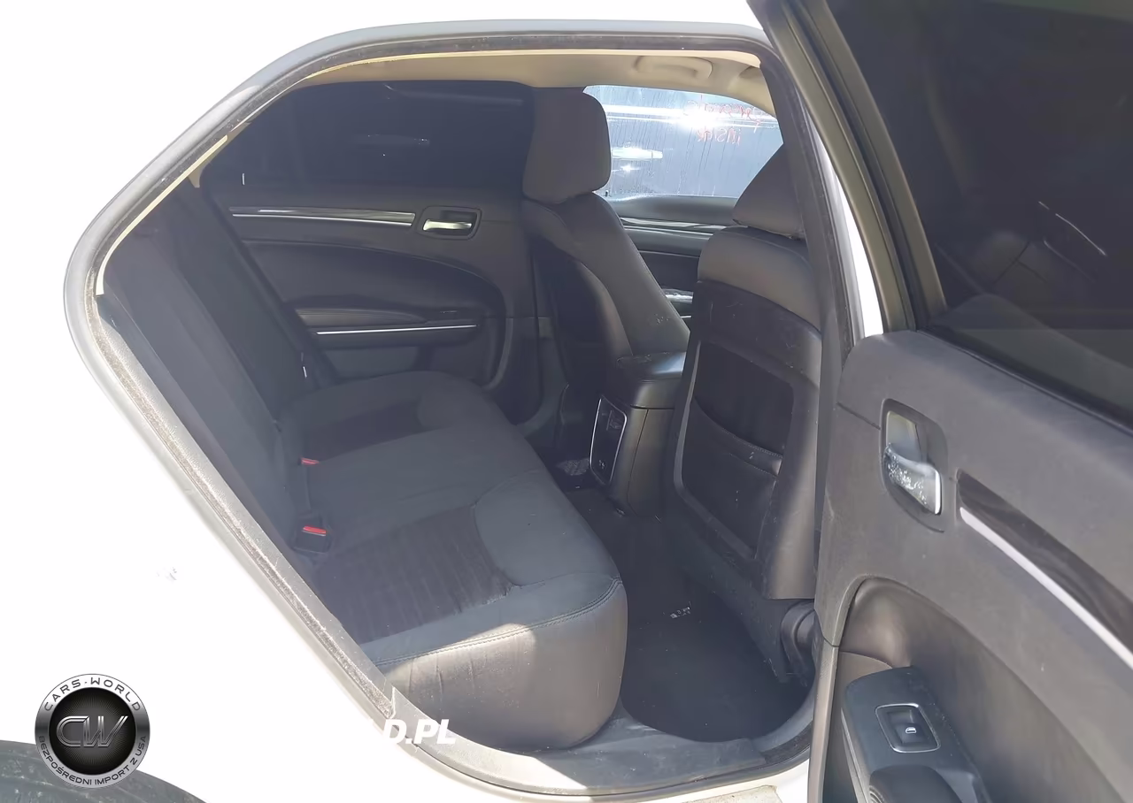 2018 Chrysler 300 Touring VIN:2C3CCAAG4JH291884 - 8