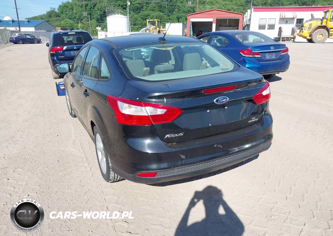 2014 Ford Focus Se VIN:1FADP3F22EL425982 - 3