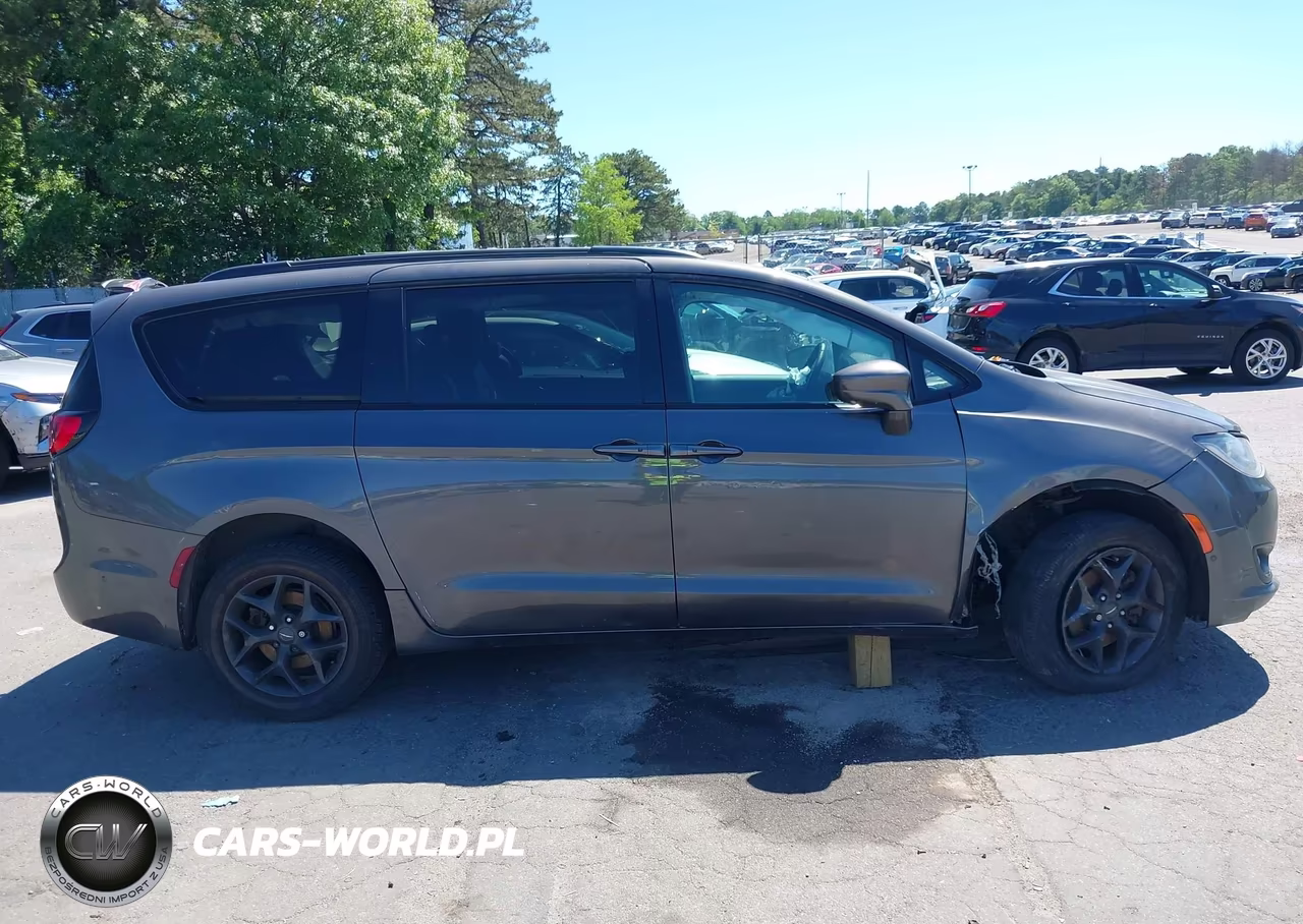 2019 Chrysler Pacifica Touring L Plus VIN:2C4RC1EG0KR629969 - 13