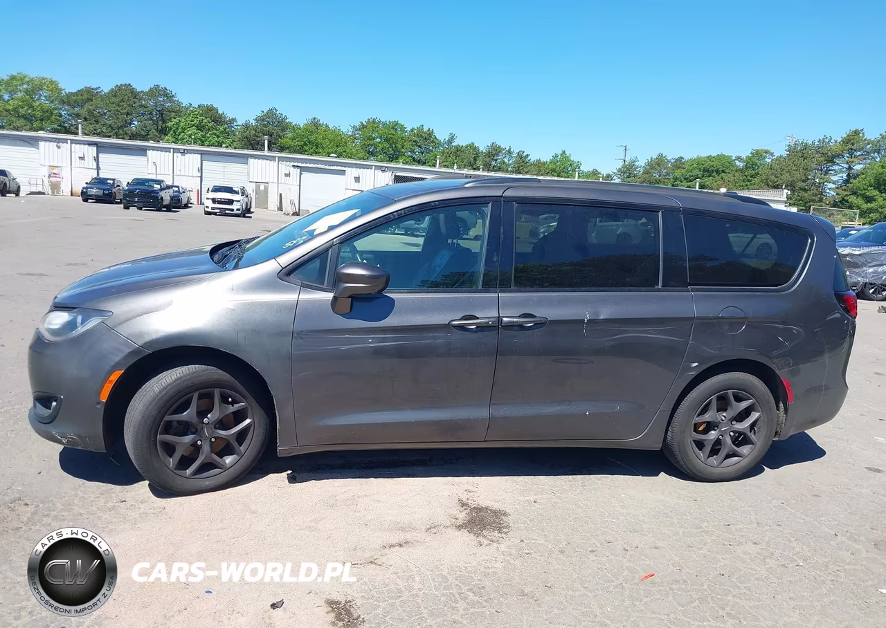 2019 Chrysler Pacifica Touring L Plus VIN:2C4RC1EG0KR629969 - 14
