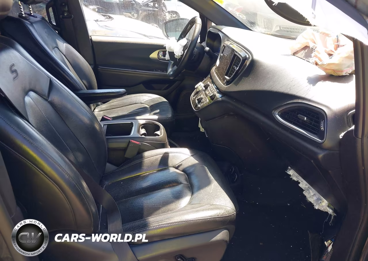 2019 Chrysler Pacifica Touring L Plus VIN:2C4RC1EG0KR629969 - 5