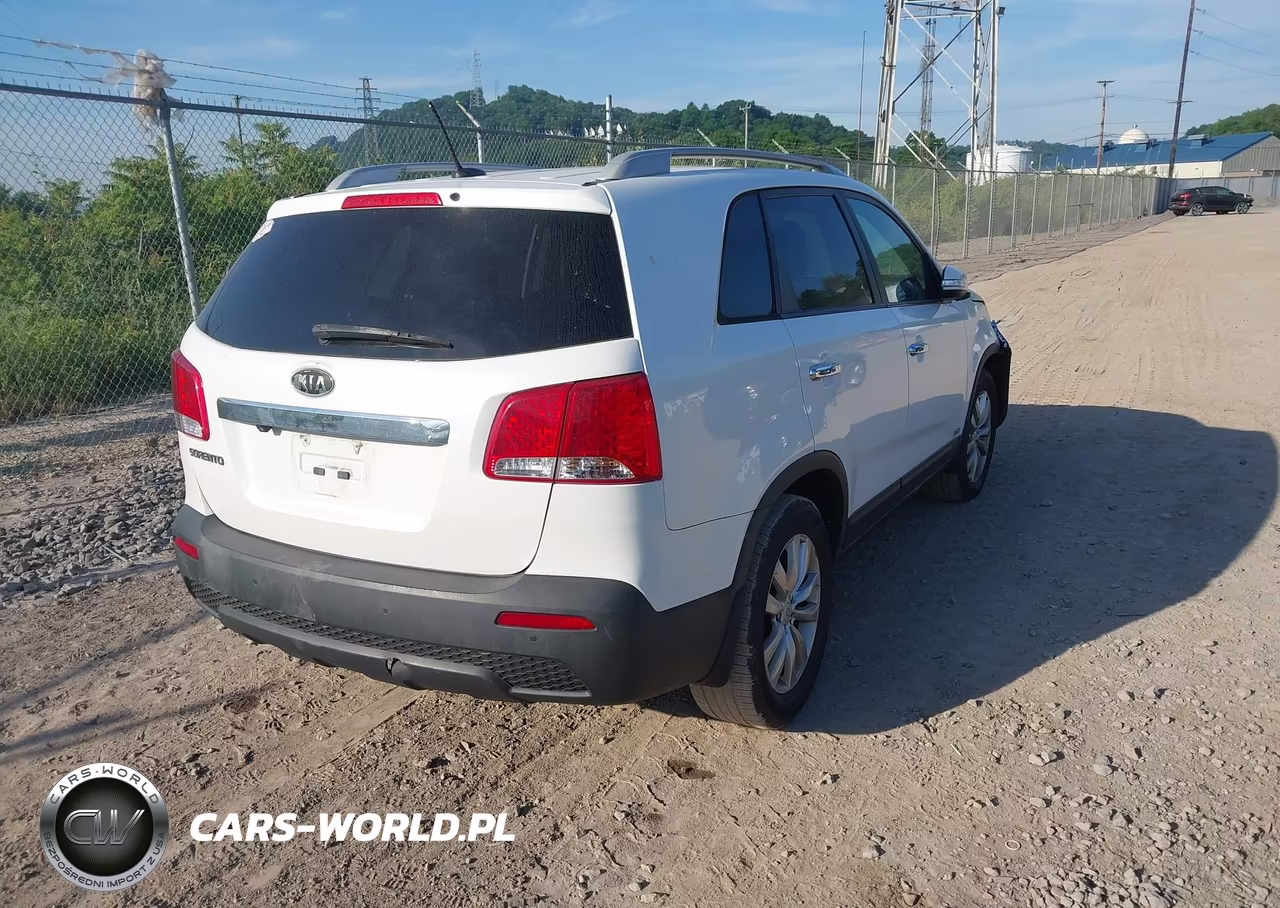 2011 Kia Sorento Lx V6 VIN:5XYKTDA26BG113133 - 4