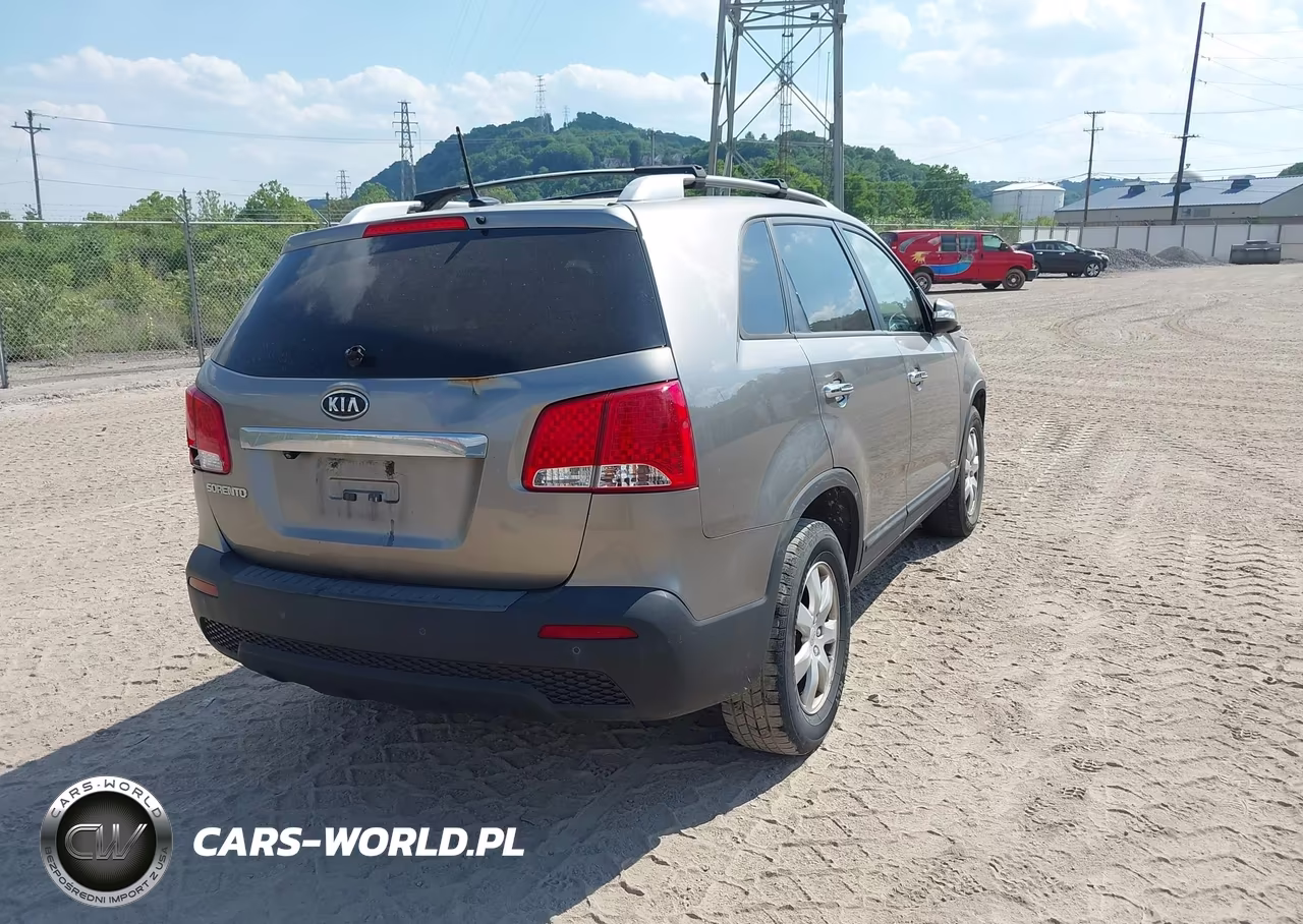 2011 Kia Sorento Lx VIN:5XYKTDA19BG129012 - 4
