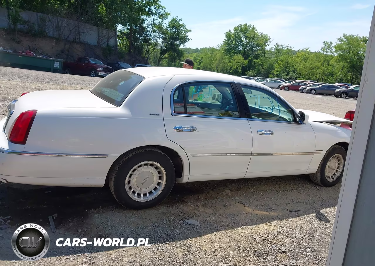 2000 Lincoln Town Car Executive VIN:1LNHM81W6YY880235 - 13