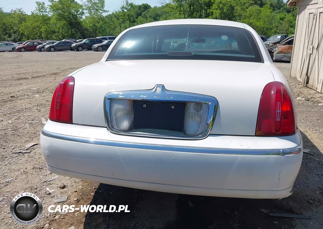 2000 Lincoln Town Car Executive VIN:1LNHM81W6YY880235 - 16