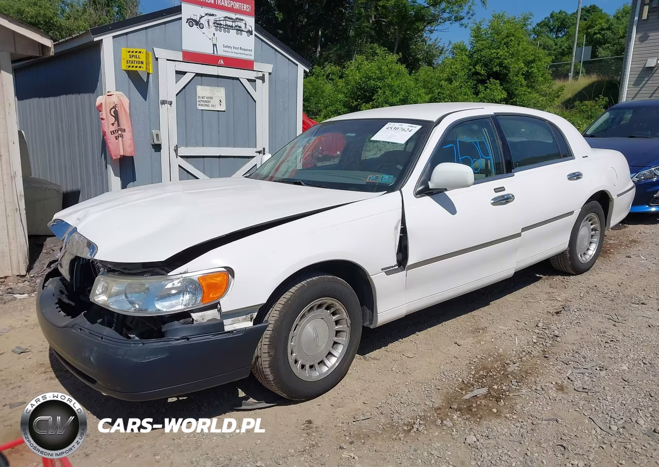 2000 Lincoln Town Car Executive VIN:1LNHM81W6YY880235 - 2