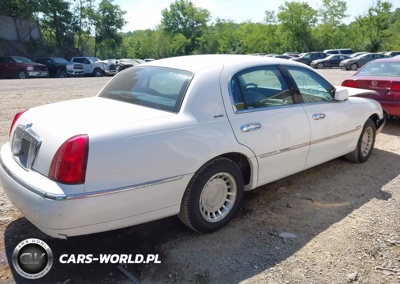 2000 Lincoln Town Car Executive VIN:1LNHM81W6YY880235 - 4