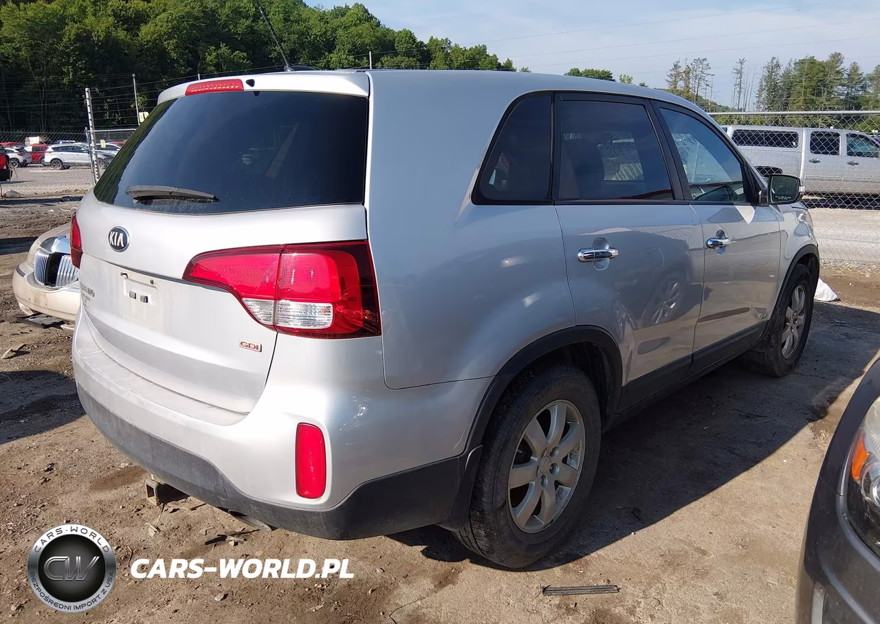 2015 Kia Sorento Lx VIN:5XYKTCA60FG610973 - 4