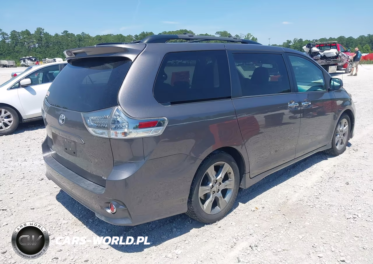 2013 Toyota Sienna Se 8 Passenger VIN:5TDXK3DC9DS384667 - 4
