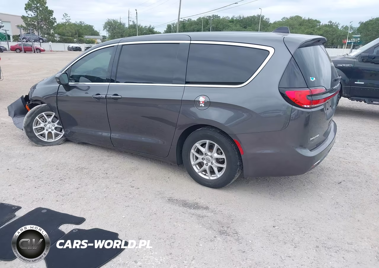 2023 Chrysler Pacifica Touring L VIN:2C4RC1BG1PR502479 - 3