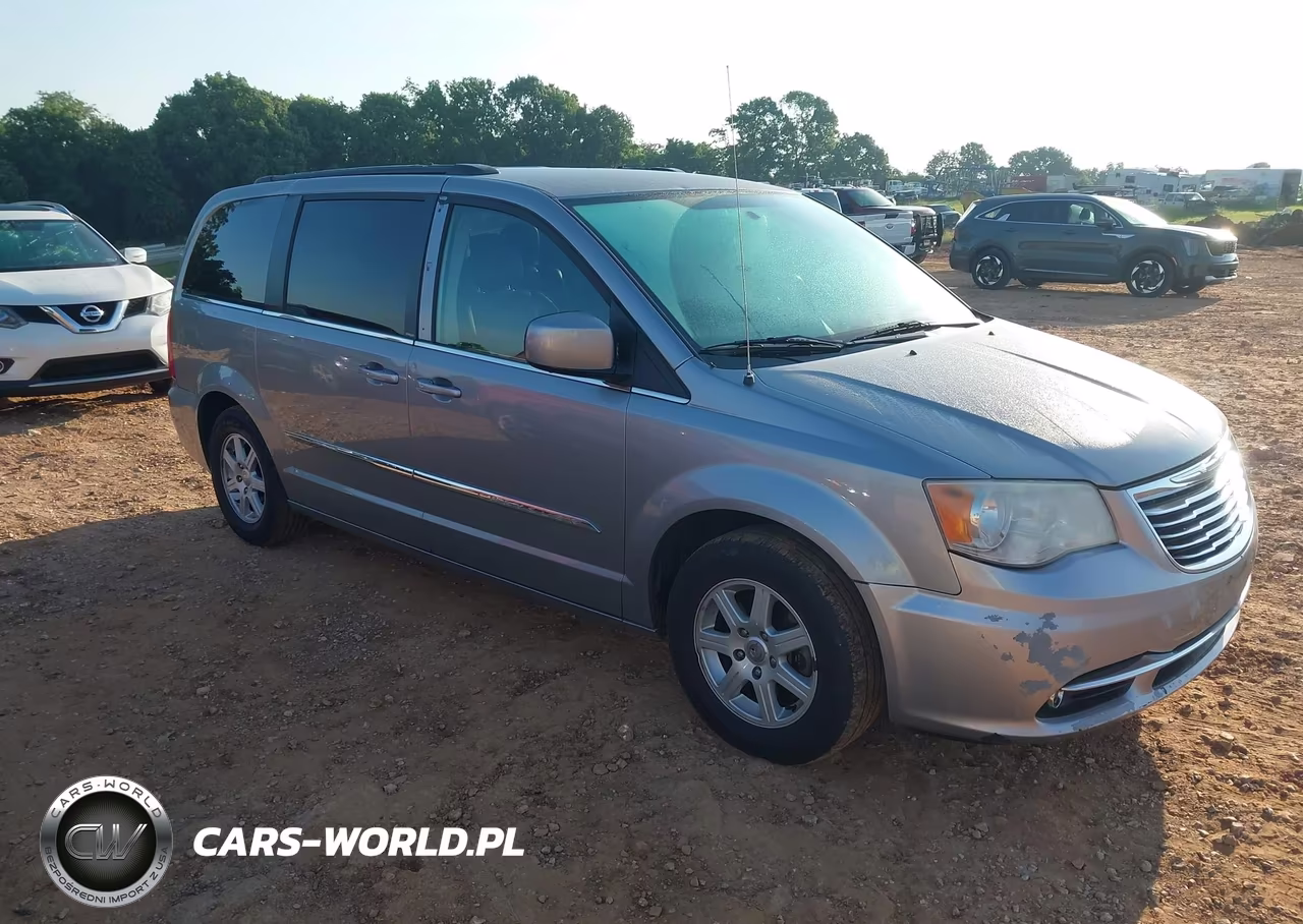 2013 Chrysler Town & Country Touring – zdjęcie 1 z 13